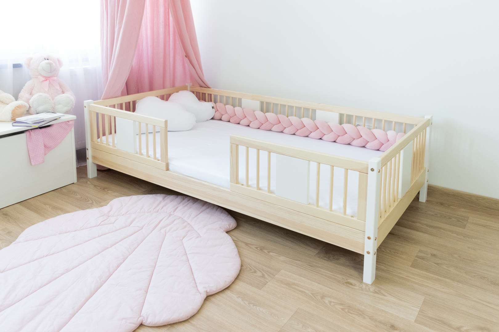 Łóżka dziecięce z drewna sosnowego - porównanie konstrukcji marketplace i producenta w realnym wnętrzu